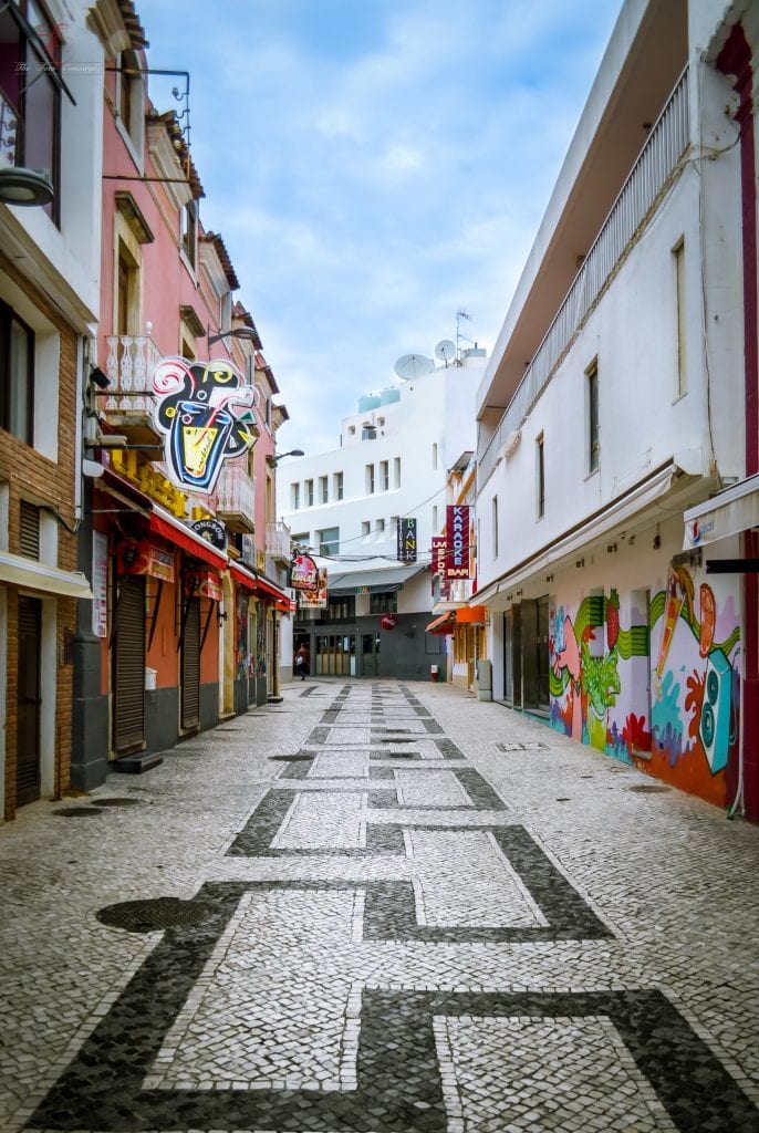 cobbled-streets-and-graffiti-walls-of-albufeira-old-town