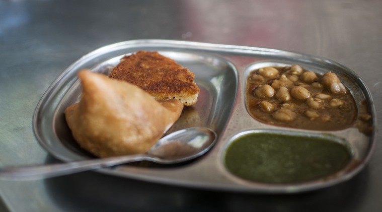 sindhi-chaap-and-samosa-with-chole-at-punjab-moti-halwai-in-fort