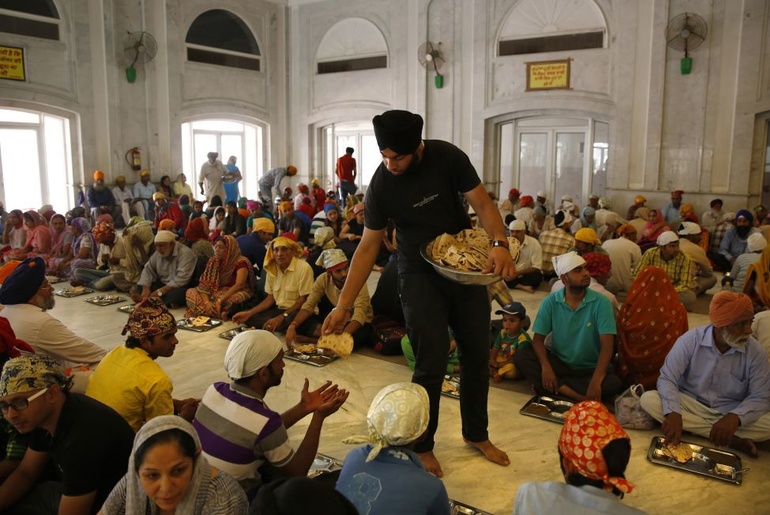 Eat The Most Auspicious & Loved Meal At This Langar In Gurudwara Bangla