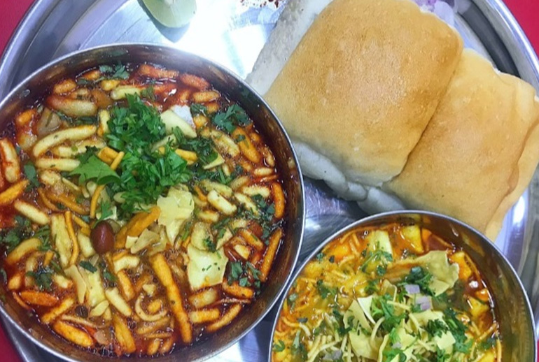 Michael’s Misal Pav In Mulund For Late Night Cravings