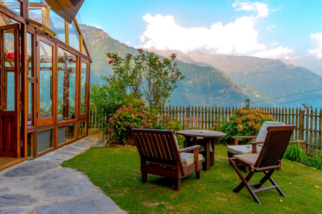 This Manali Resort Lets You Stay In Glass Suites & Enjoy Killer Views Of The Himalayas