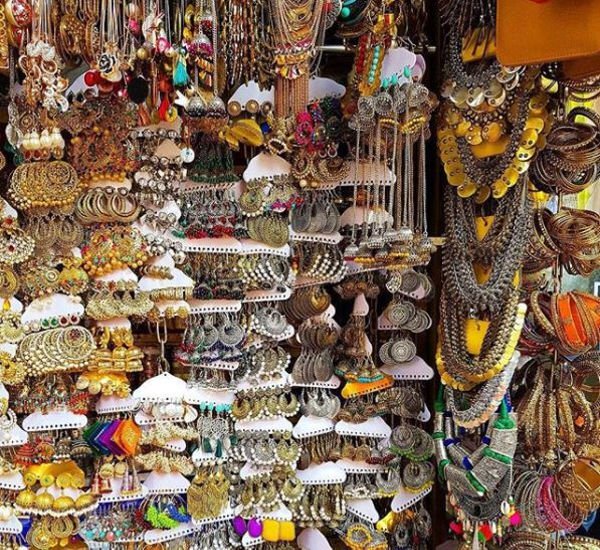 Top 10 Places For Street Shopping In Mumbai