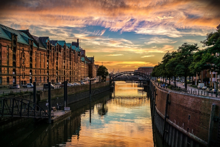 Hamburg: Your Complete Guide To Sight Seeing, Shopping & Dining