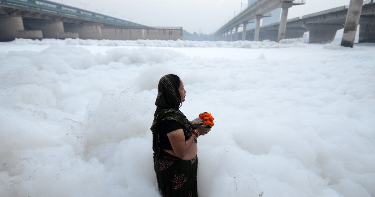 Delhi Pollution: Chhat Puja Takes Place In A Toxic Foam-Filled Yamuna