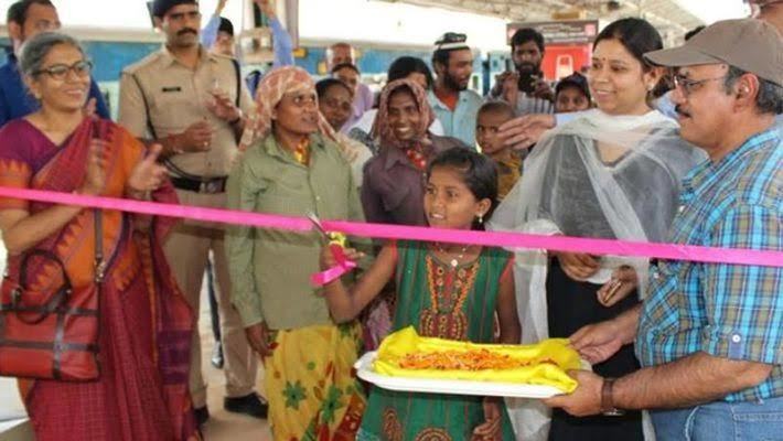 Labourer’s Daughter Inaugurates A Railway Station Escalator In Bangalore