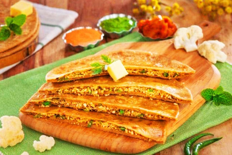 Paratha King In Delhi NCR Is Ruling Our Hearts With Murgh Makhani Paratha For ₹109!