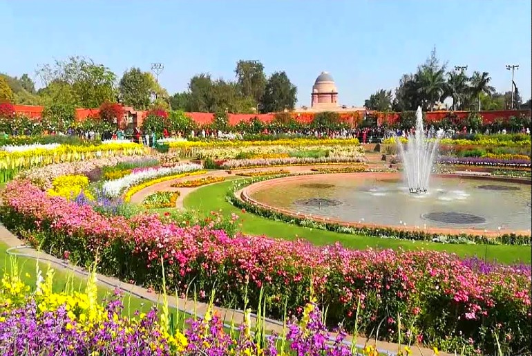 Delhi&#39;s Mughal Gardens Opens For Public Till 8th March Featuring Over 15,000 Fresh &amp; Colorful Flowers