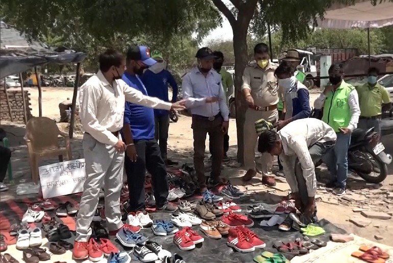 Agra Police Offers Shoes To Migrant Workers