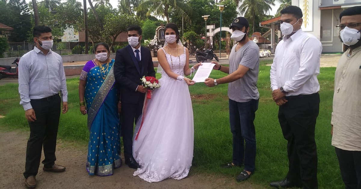 Maharashtra Couple Skips Grand Celebrations, Donates 50 Beds On Wedding Day