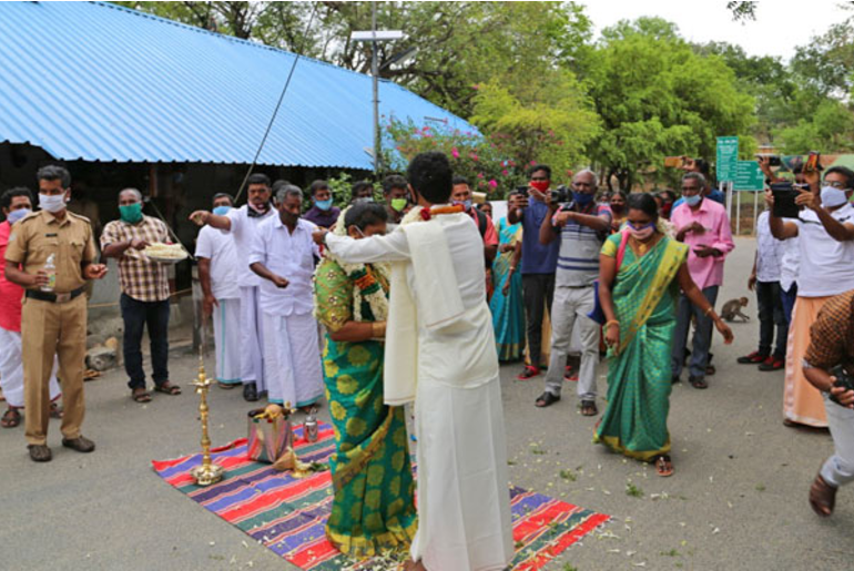 Couple marries at Tamil Nadu-Kerala border