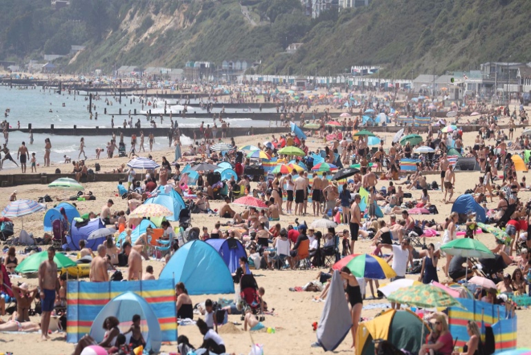 Thousands In UK Flock To Beaches Amid Covid-19