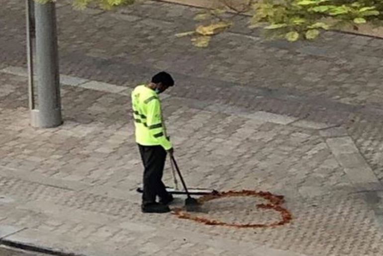 Dubai Cleaner Draws Heart On The Road, Photo Goes Viral