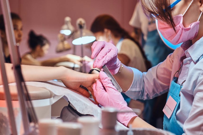 UAE Salons Use Unique ‘Box’ Technique To Ensure Hygiene