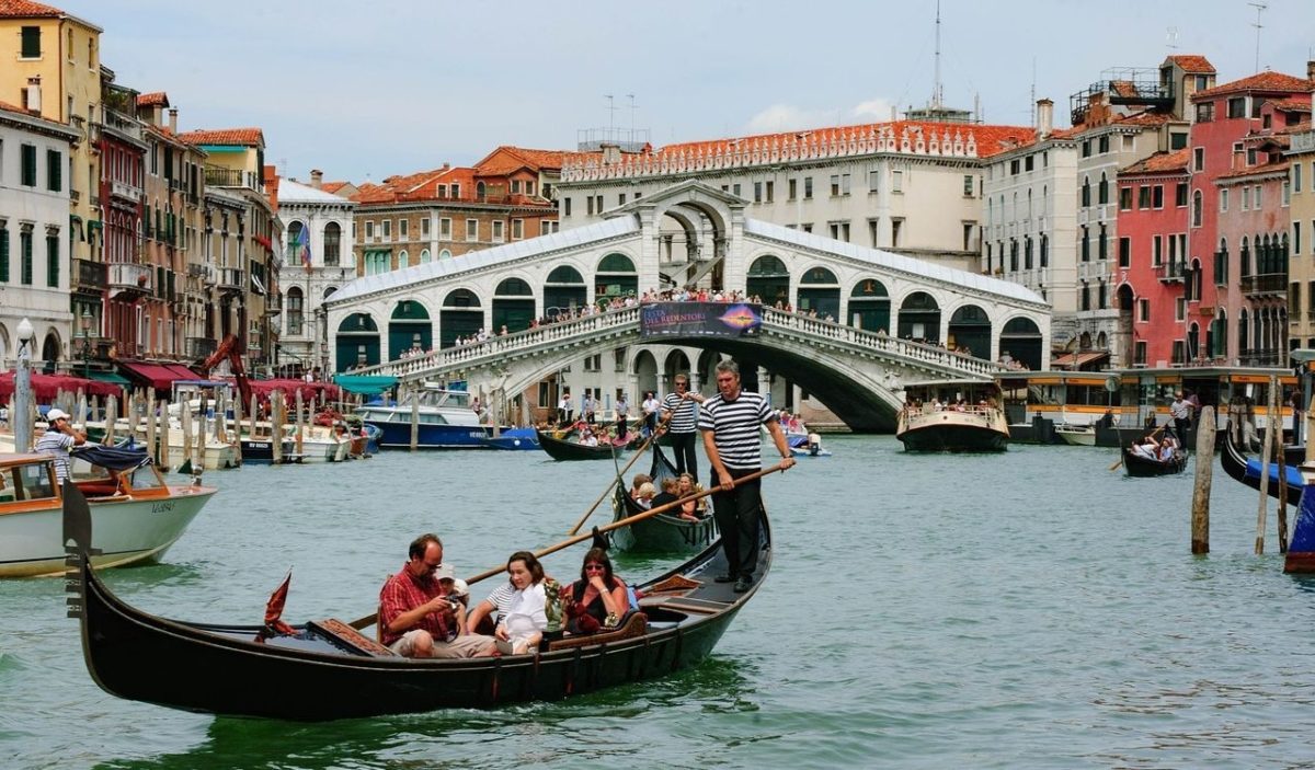 Venice Limits Number Of People Per Gondola; Complaining Tourists Have Gotten FAT