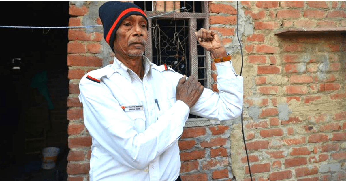 72-Yr-Old Man From Delhi Manages Traffic For 32 Years Without Pay After His Son Died In A Road Accident