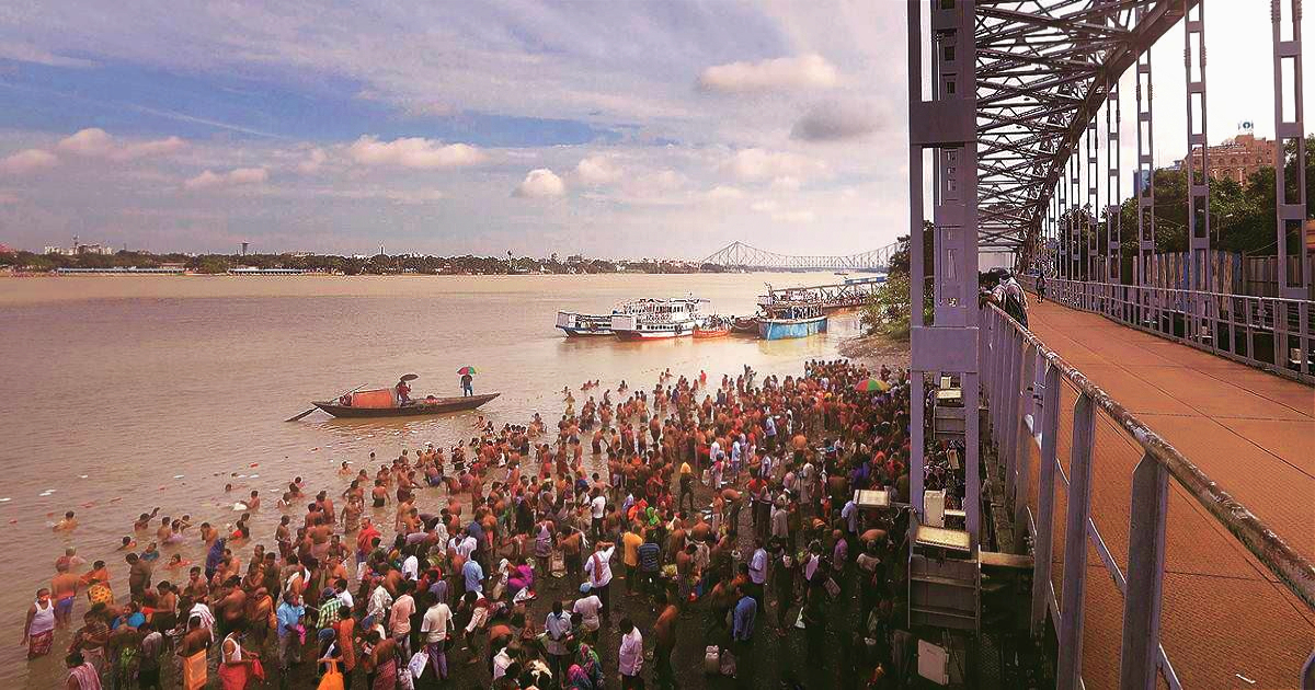 Kolkata Ghats Witness Huge Crowds Violating Social Distancing Rules To Take A Holy Dip