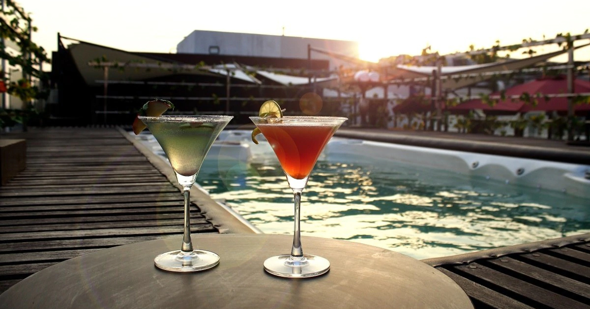 Drench Your Feet In Rooftop Hot Tub In Kolkata & Sip Soothing Cocktails At This Open Air Pub