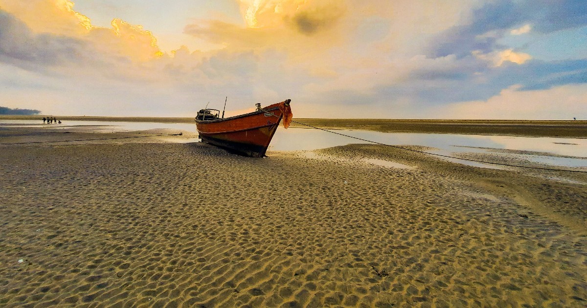 There’s A Hide And Seek Beach In Odisha Where The Sea Disappears Before Your Eyes