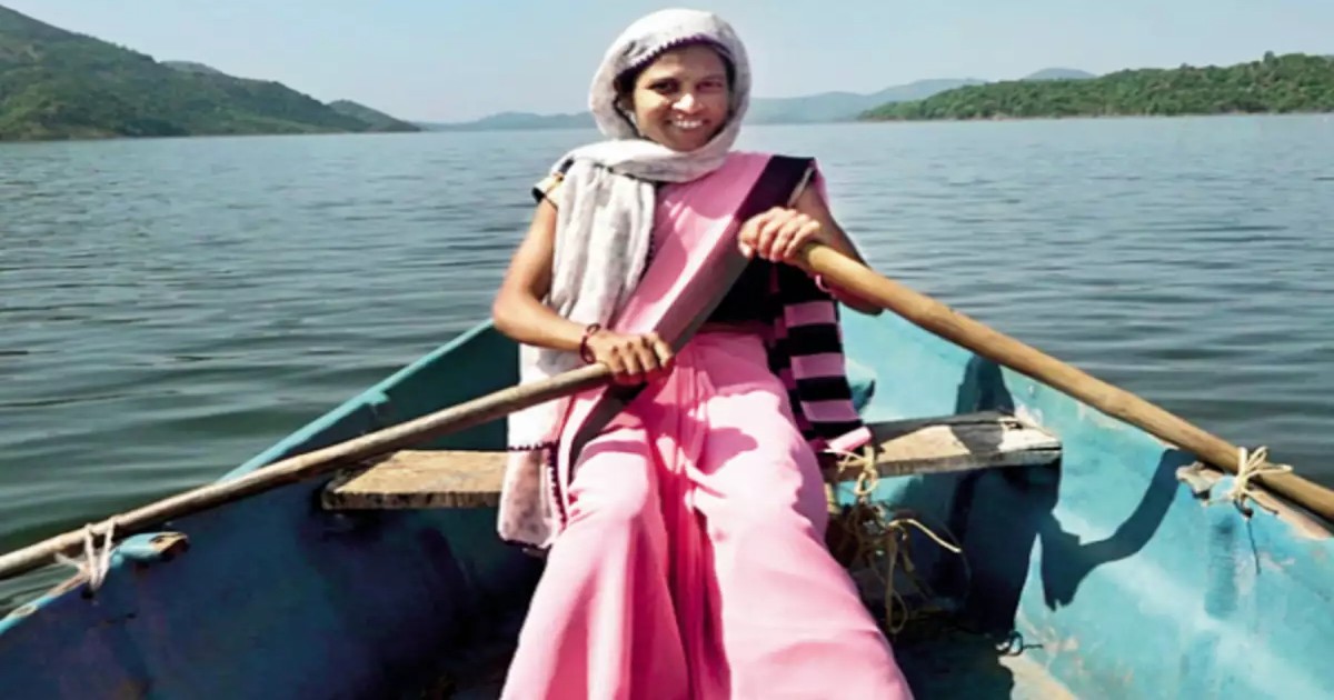 Maharashtra Woman Rows 18Km Daily To Help Tribal Babies & Expecting Mothers