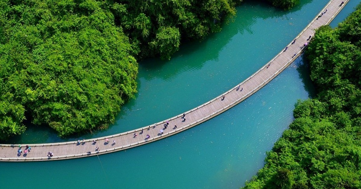 China’s Floating Bridge Built Over Winding River Twists & Turns With The Watercourse; Attracts Tourists