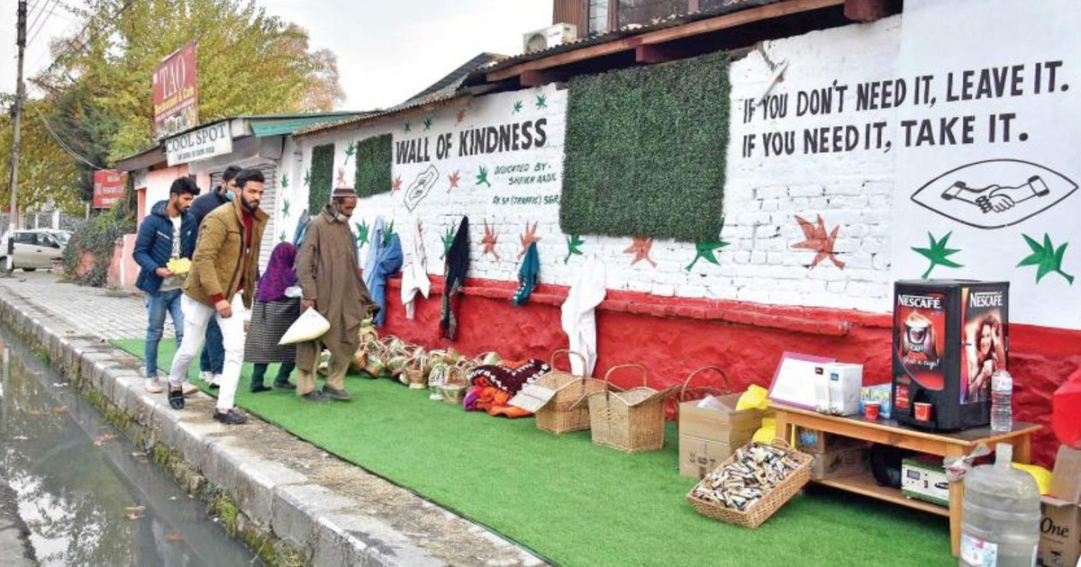 Kashmir Police Set Up Unique ‘Wall Of Kindness’ To Help Needy; People Donate Clothes & Food