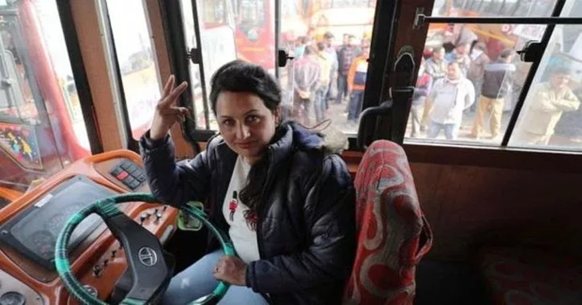 A Mother Of Two Becomes J&K’s First Woman Bus Driver Smashing Stereotypes That Only Men Can Drive