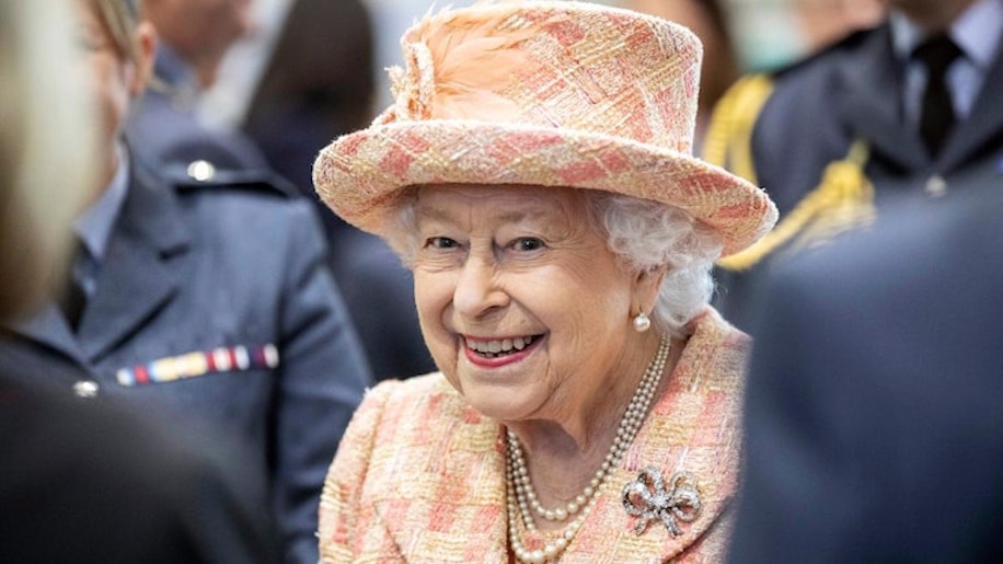 Queen Elizabeth To Get Early Covid 19 Shot  As UK Rolls Out Vaccine
