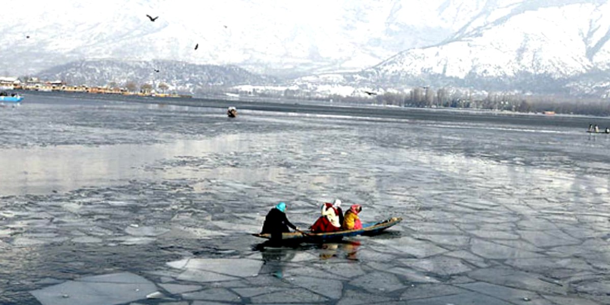 Dal Lake Freezes Amid Chilly Winter In Kashmir; Locals & Tourists Taken Aback By Beautiful Sight