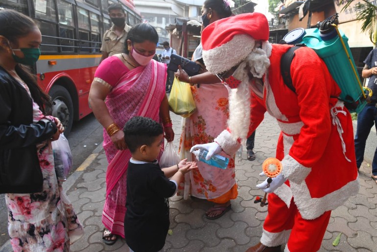 Santa Claus In Mumbai Distributes Masks