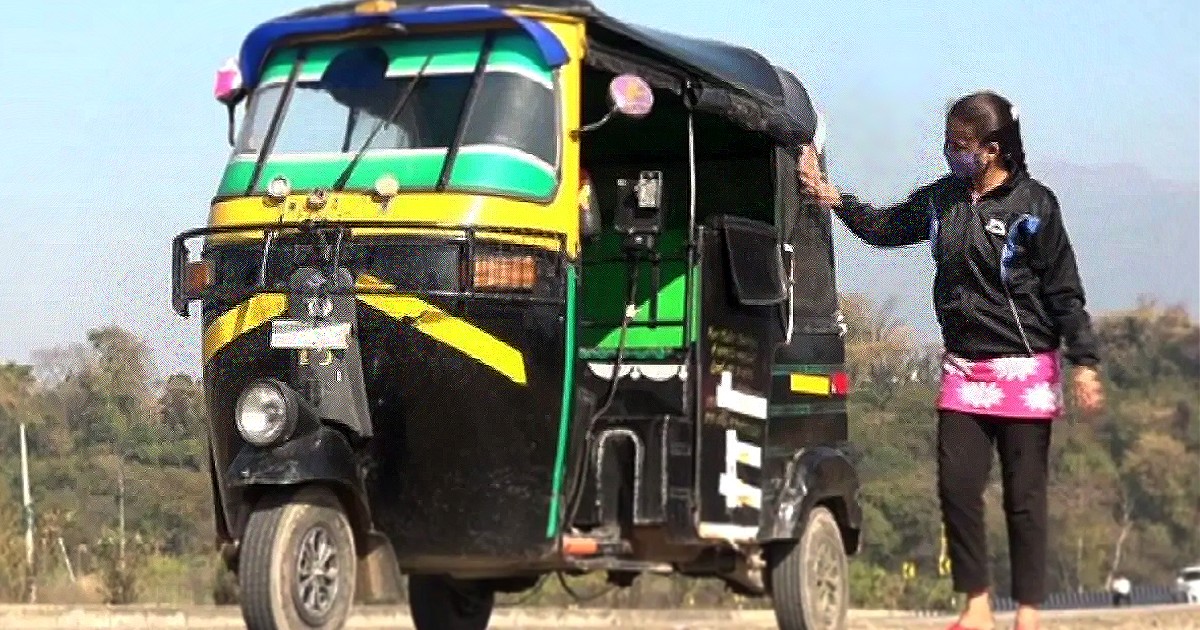21-Year-Old J&K Woman Drives Auto-Rickshaw To Support Father