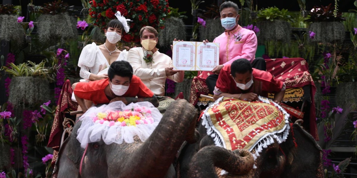 59 Thailand Couples Get Married While Riding Elephants On Valentine’s Day