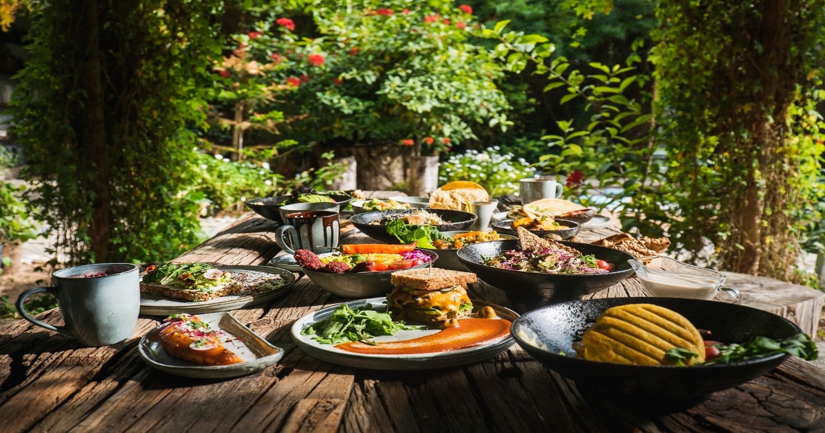 This ‘Secret’ Garden Cafe In Dubai Lets You Enjoy A Plant-Based Meal & Soak In Nature