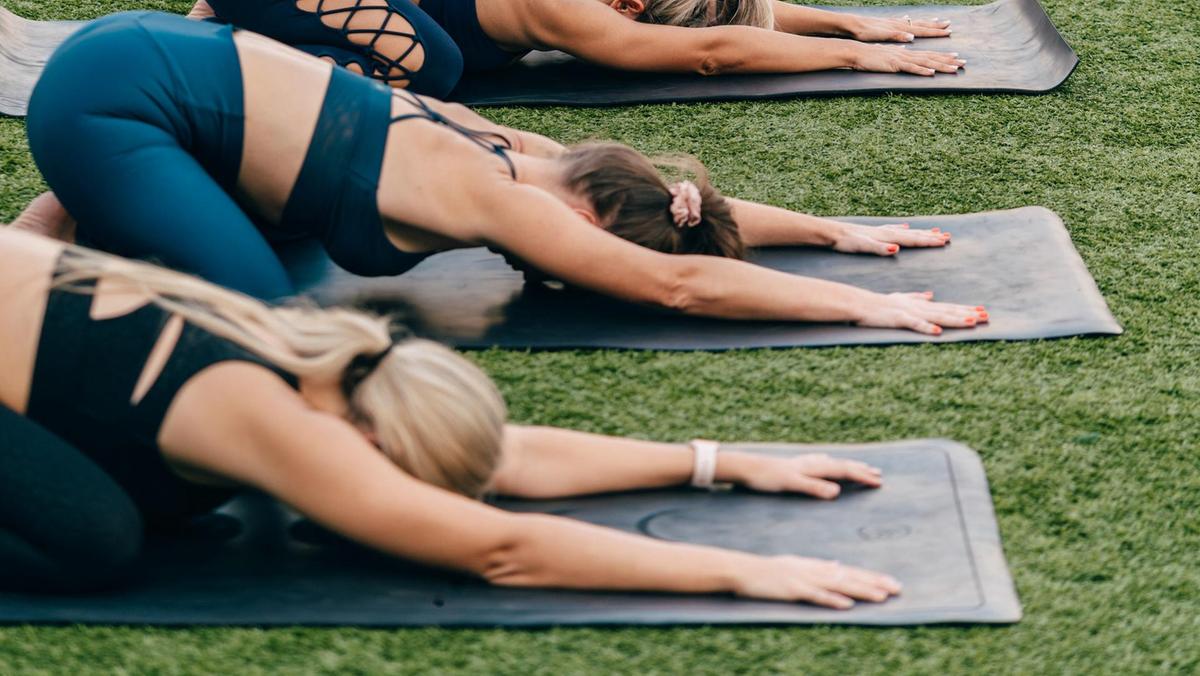 You Can Now Take A Yoga Class On Topgolf Dubai’s Grassy Outfield