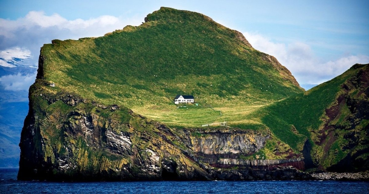The World’s Loneliest House Is In Middle Of The Sea In Iceland & We Wouldn’t Dare To Live Here!
