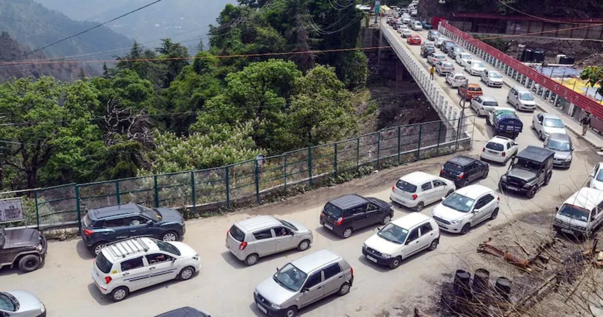 Himachal Government Warns Of Re-Imposing COVID-19 Restrictions As Tourists Flock To Hill Stations