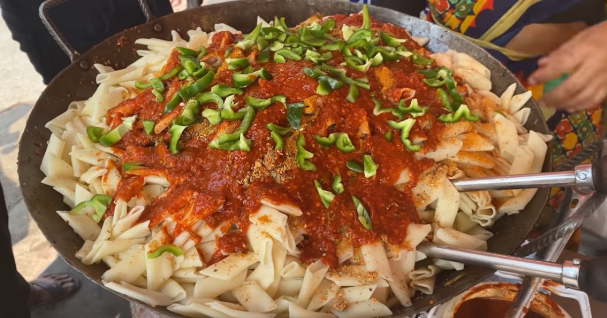 This Pasta Aunty Outside Karol Bagh Metro Station Makes The Best Desi-Style Pasta In A Karhai