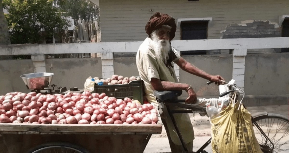 100-Year-Old Vegetable Vendor In Punjab Stuggles To Feed Grandchildren; Internet Helps