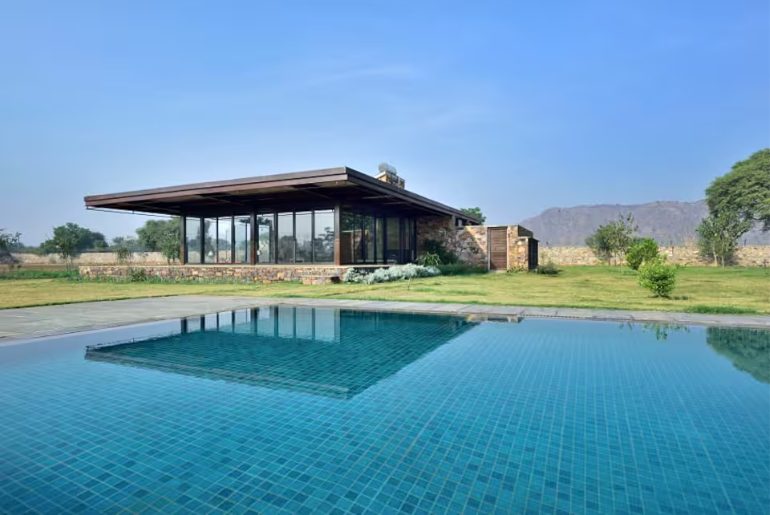 RajNikas Farm Pet friendly, Glass House, wpool