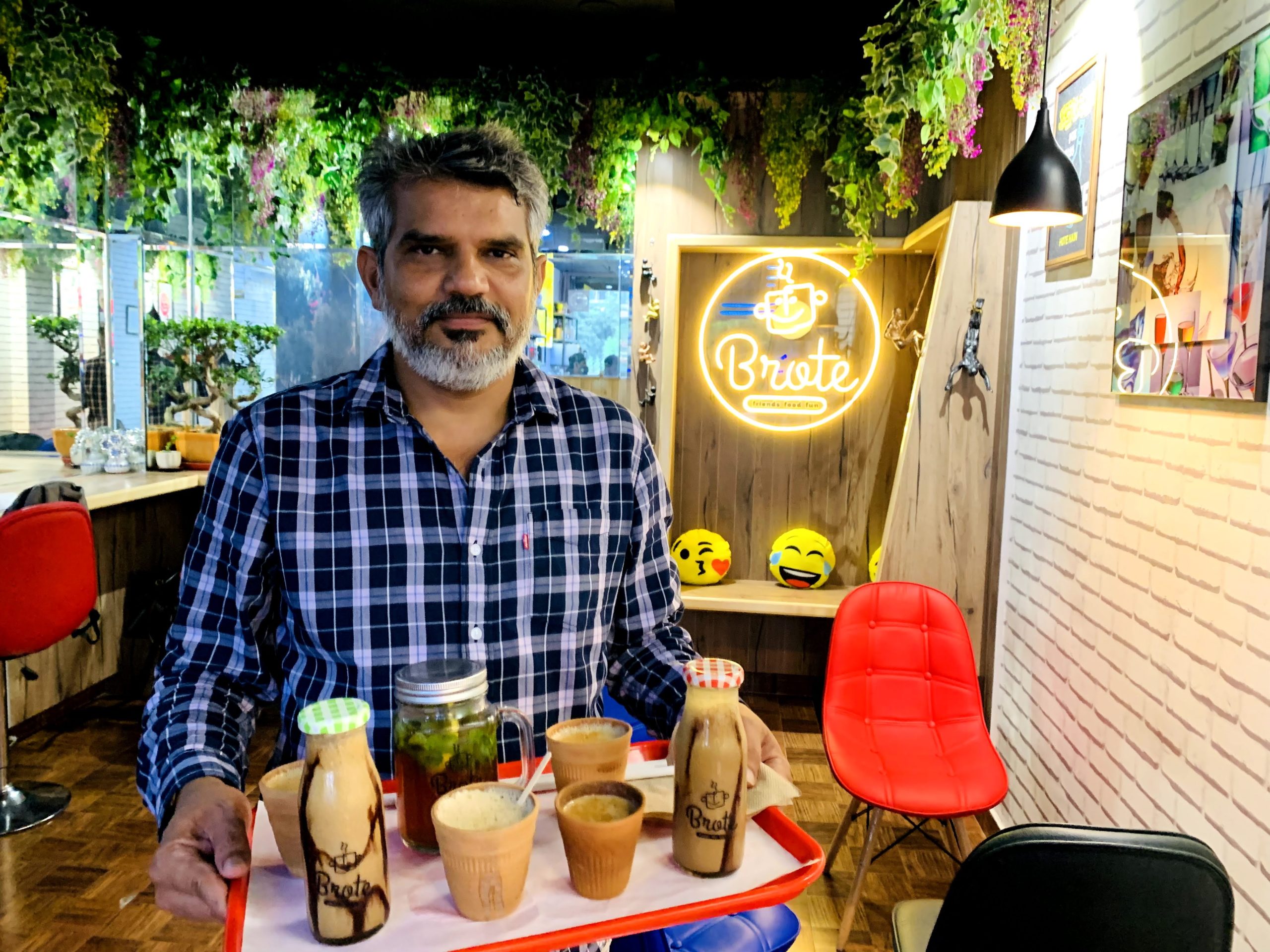 Financial Advisor Turns Into A Restaurateur To Survive Pandemic, Now Sells 30+ Tea & Coffee In UP | Street Stories