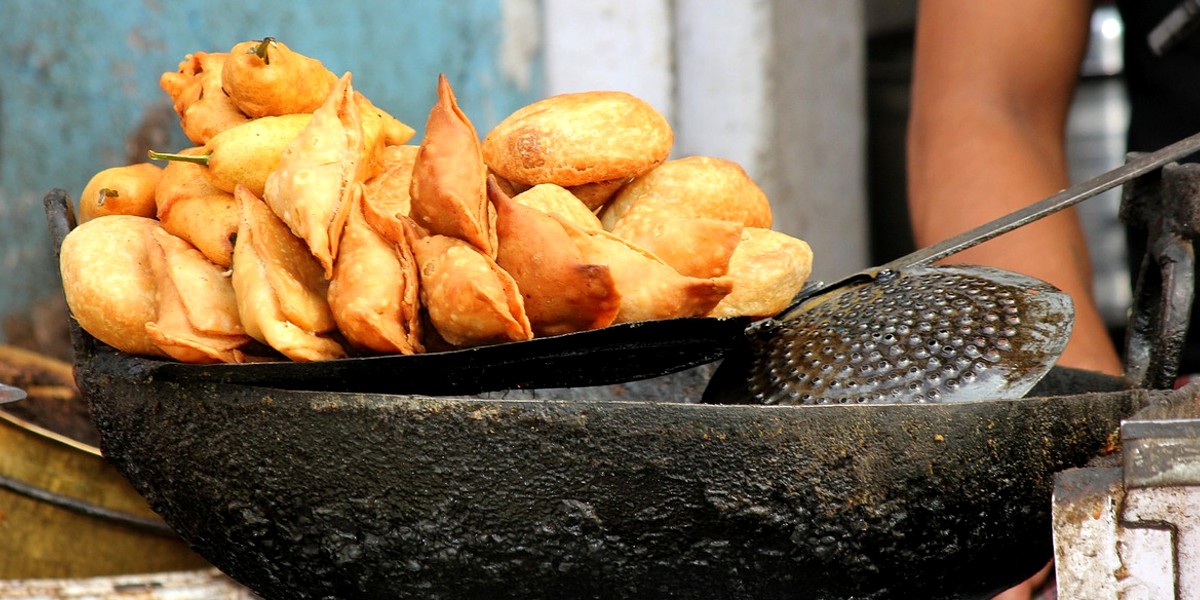 New Mangalore Stores In Bangalore Sells Delicious Samosas That Get Sold Out In Just 2 Hours