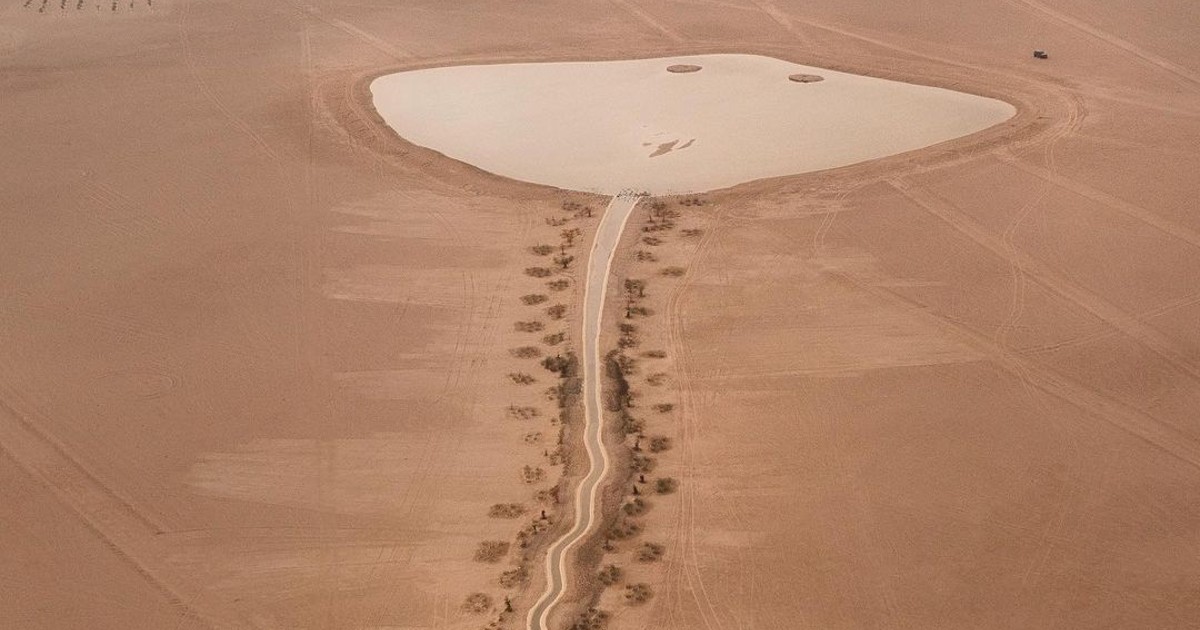 Dubai: A Stunning Stingray Shaped Lake Have Been Discovered In The Middle Of The Dessert