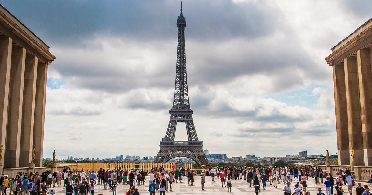 eiffel tower grows by 6m