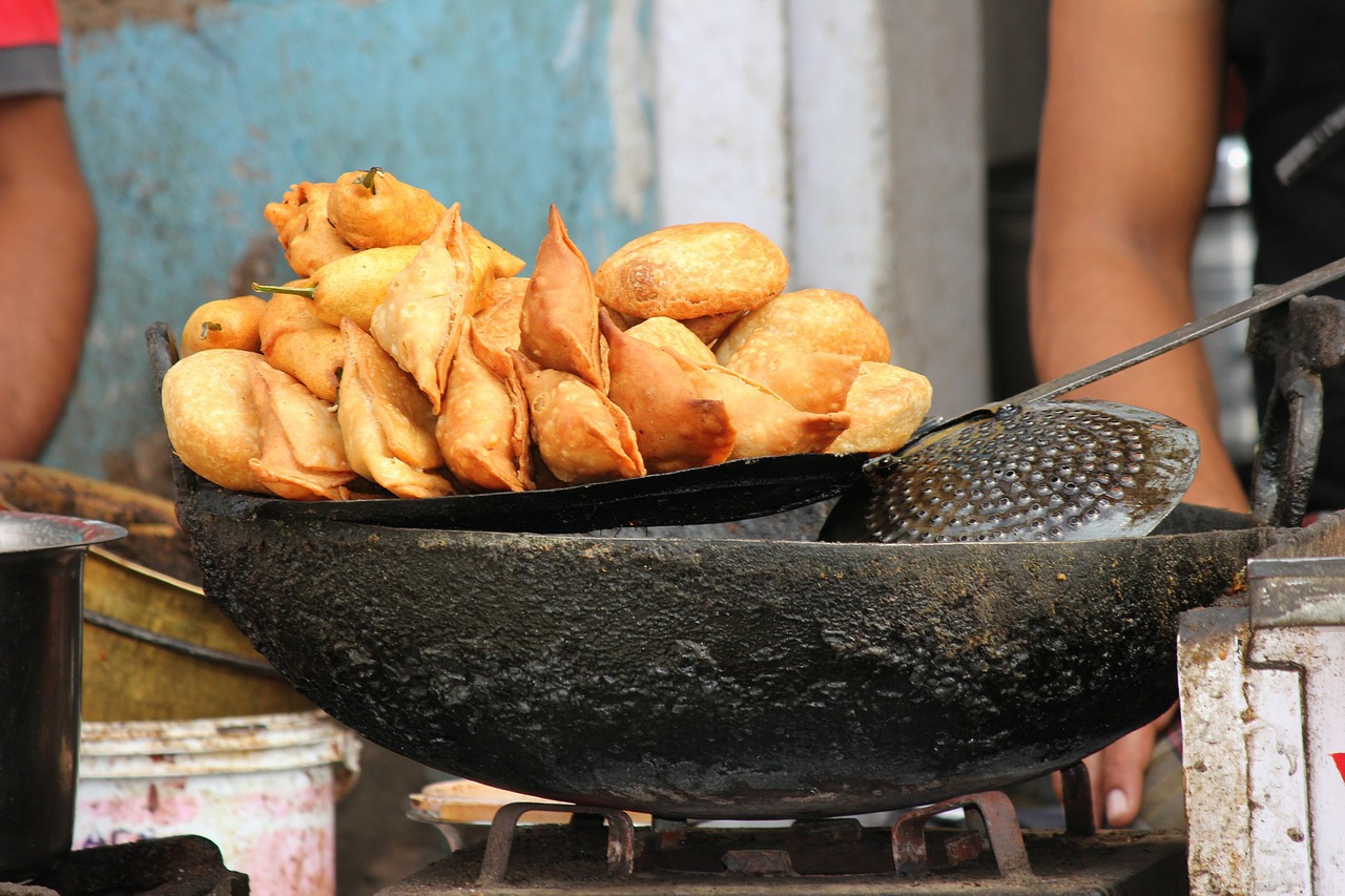 uncle sells samosas in amritsar