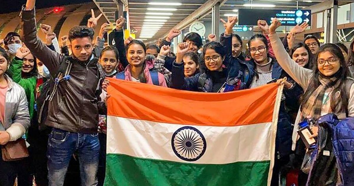 Indian Flag Helps Students From Pakistan & Turkey Cross Ukraine Borders Safely