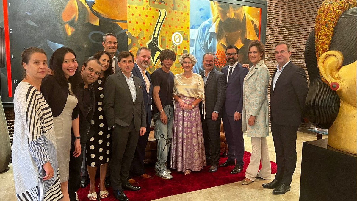 Shah Rukh Khan Hosts Diplomats From Canada, France And Other Nations At His Mumbai Home Mannat
