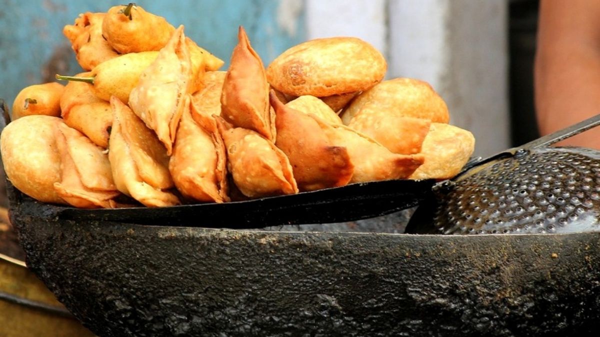 This Bengaluru Couple Earns ₹12 Lakhs Daily By Selling Out-Of-The-Box Samosas; Learn Their Story