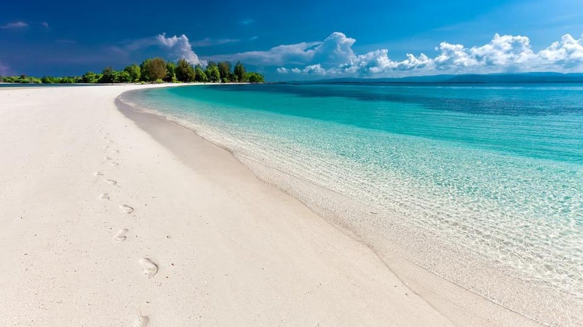 Here’s How To Reach The White Sand Beach Islands Of Lakshadweep By Air And Sea
