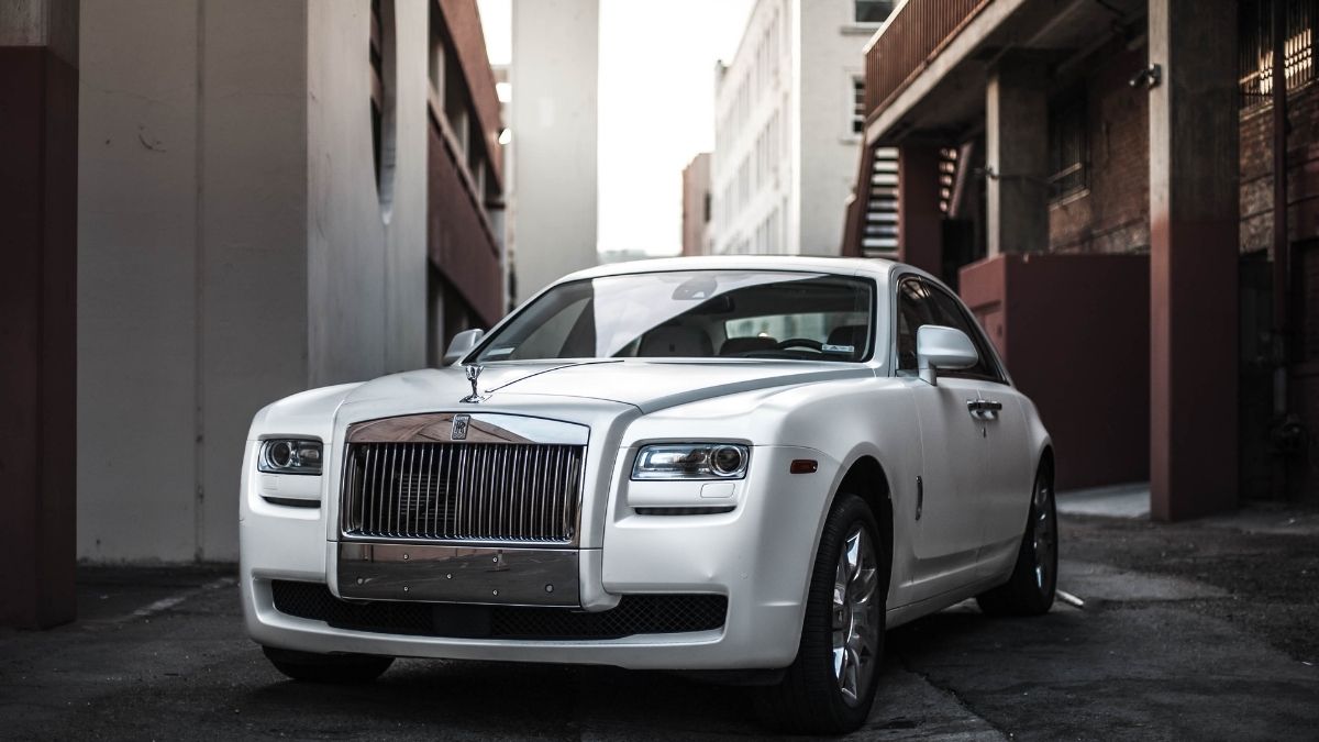 This Dubai Restaurant Will Pick You Up In A Rolls Royce To Experience Dining Like A Nawab