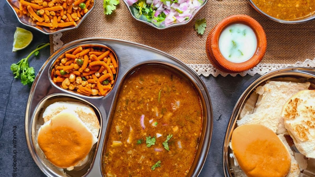5 Places To Try Chicken Misal Pav In Mumbai