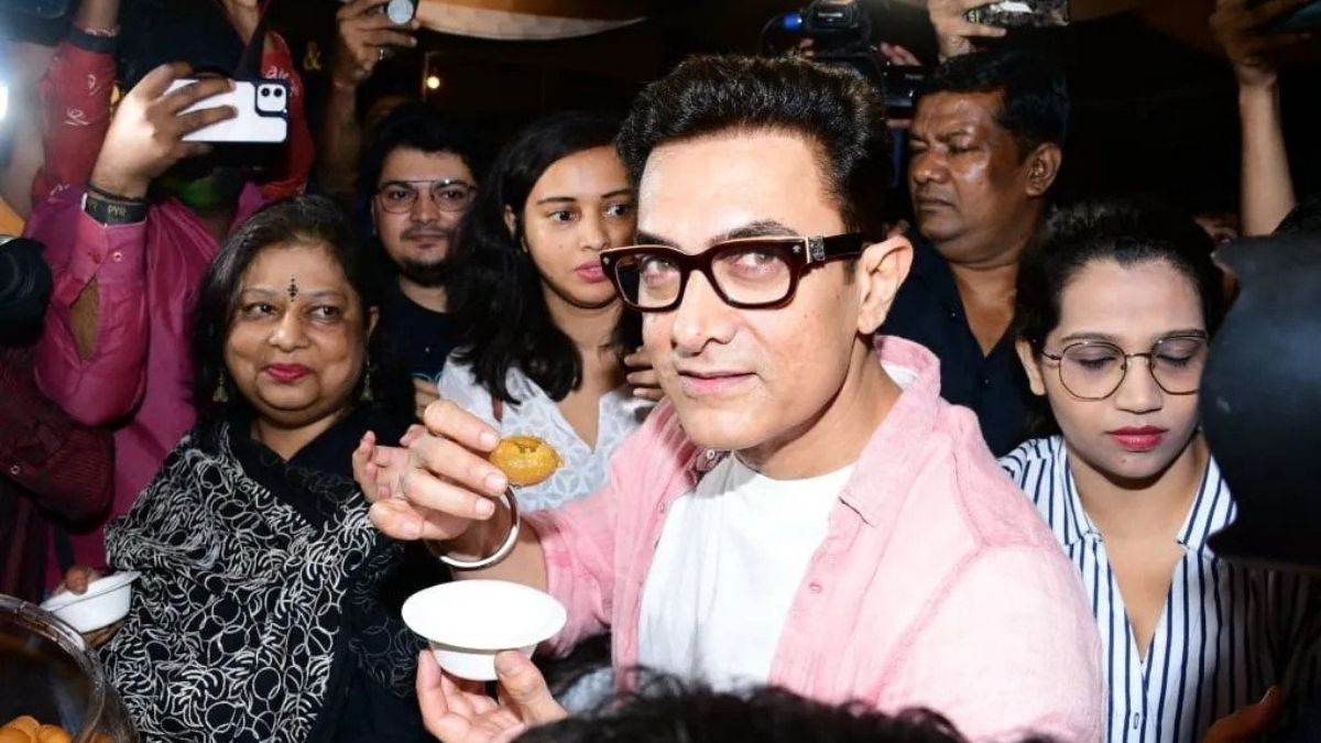 Aamir Khan Enjoys Pani Puri In Juhu While Promoting Lal Singh Chaddha 